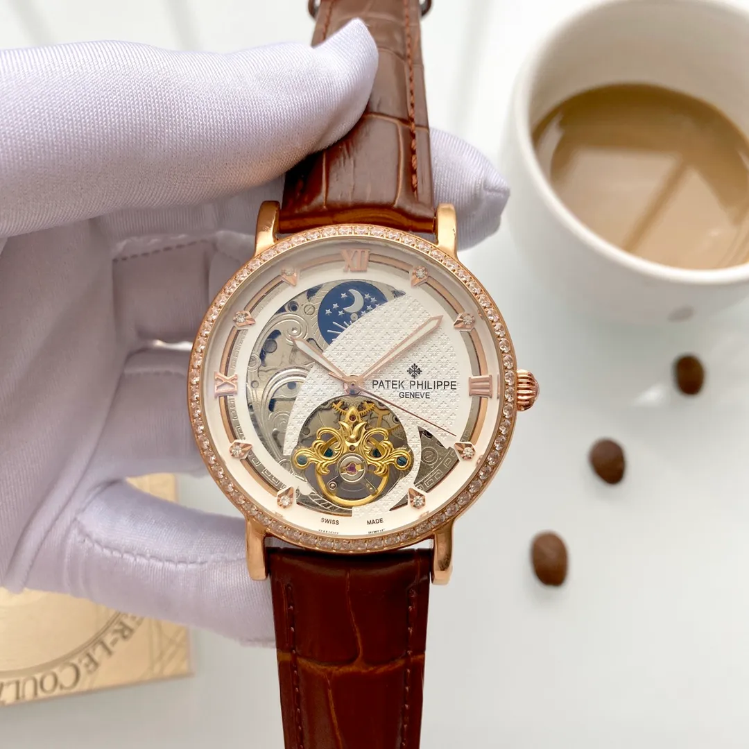【Foreign Trade Import】💰1720! Patek Philippe (top quality, outstanding debut) 🎉🎉 [Type]: Boutique men's watch (top) exquisite quality [Strap]: Genuine leather strap (durable) [Movement]: Top mechanical movement (stable) [Material]: Mineral super strong mirror (wear-resistant) Exquisite quality Generous style Excellent temperament Wisdom and exclusivity [Size]: 43mm in diameter and 12mm in thickness Hot sale on the market! Welcome to reprint!